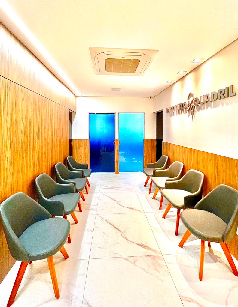 Sala de espera com cadeiras confortáveis